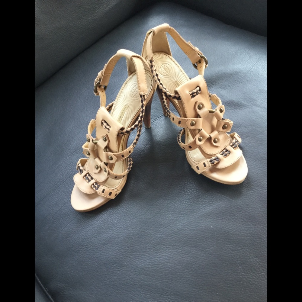 Max Studio Tan pumps